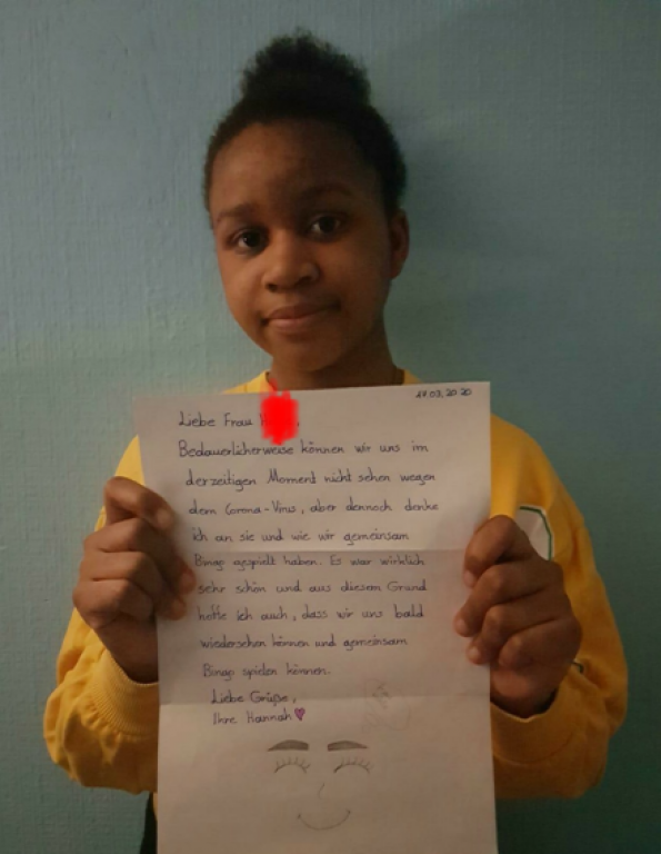 In Zeiten der Coronakrise ist Sant'Egidio besonders den alten Menschen nahe, die isoliert sind. Die Jugend für den Frieden und die Kinder zeigen ihre Zuneigung zu den älteren Menschen